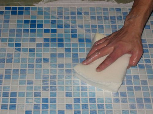Чем отмыть плитку в ванной от налета: средства для чистки кафеля, как отчистить ржавчину и межплиточные швы, чем оттереть и отбелить