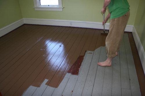Чем покрасить деревянный пол в доме