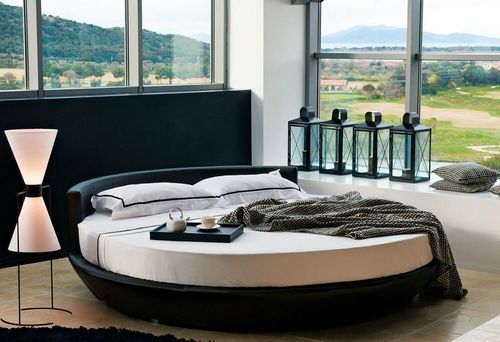 Дизайн спальни с круглой кроватью, с кованной, с двумя. Фото 