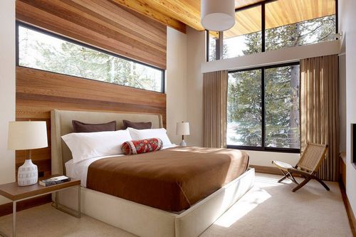 Дизайн спальни с окнами (70 фото): интерьер с двумя большими панорамными или неровными окнами