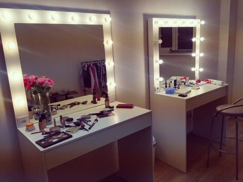 Гримерные столики с зеркалом и подсветкой (46 фото): зеркальный туалетный стол для макияжа, мебель для визажа с лампочками
