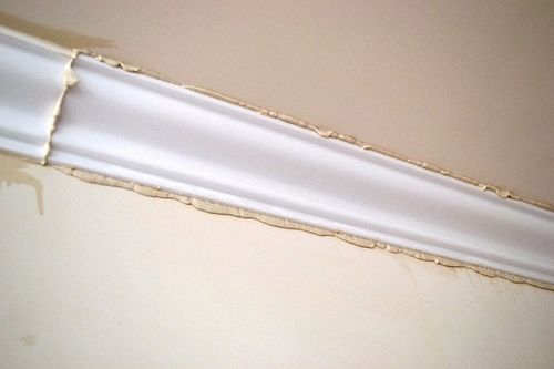 Как клеить плинтуса на потолок - чем приклеить, обрезать, правильная поклейка в углах
