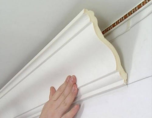 Как клеить потолочные багеты: фото установка на потолок