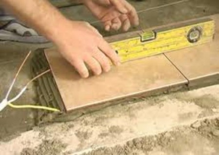 Как положить плитку на пол: видео - инструкция по укладке плитки