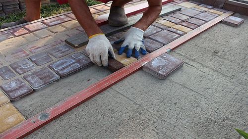 Как правильно уложить тротуарную плитку своими руками: технология укладки на даче, положить дорожку во дворе