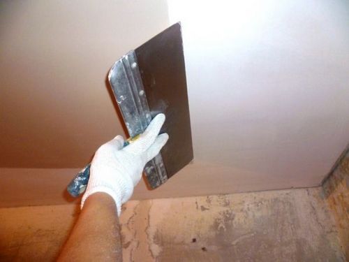 Как шпаклевать потолок под покраску. Работа с потолком перед окрашиванием