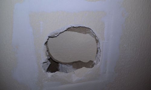 Как замазать дыру в стене