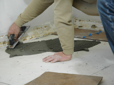 Можно ли класть керамическую плитку на деревянное основание