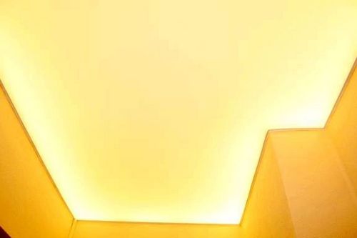 Натяжной потолок с подсветкой, различные варианты: подсветка изнутри, под натяжным потолком, монтируем своими руками, руководствуясь инструкцией с видео и фото материалами