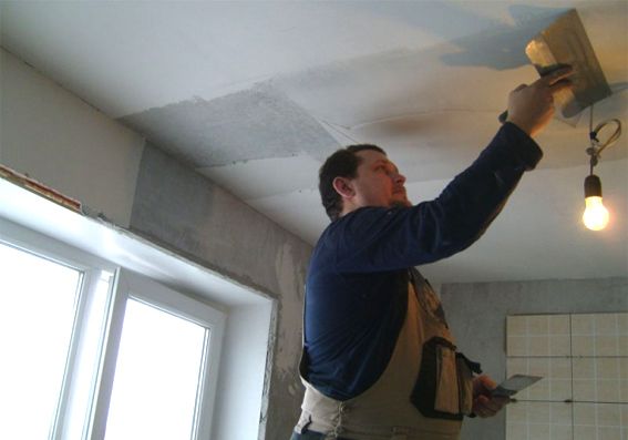 Особенности шпаклевки потолка под покраску и обои