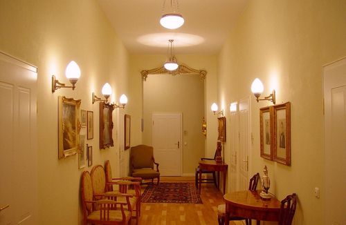 Освещение в прихожей: фото в коридоре квартиры, подсветка пола, на какой высоте вешать бра, лампа в маленькой, дизайн интерьера в узком