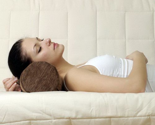 Подушка-валик (34 фото): под голову и под шею для сна, длинные и короткие декоративные модели для кровати и дивана