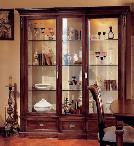 Шкаф для посуды со стеклом в гостиную: фото угловой мебели для книг, стеклянный недорогой пенал для зала