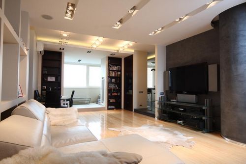 Современный стиль в гостиной: фото комода, красивые 18 кв. м в светлых тонах, новинки материалов, навесные полки