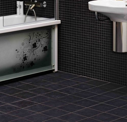 Черная плитка на полу в ванной: дизайн с темным керамическим кафелем