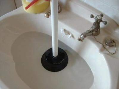 Чистка канализационных труб: инструмент, средство и жидкость для промывки, цена