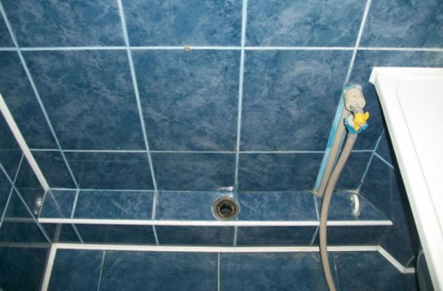 Декорирование установленных канализационных труб в ванной комнате