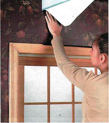 Как правильно клеить обои на стены и потолок: виниловые, флизелиновые и другие, как подготовить поверхность, пошаговые инструкции