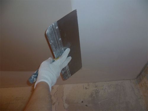 Как правильно клеить обои на стены и потолок: виниловые, флизелиновые и другие, как подготовить поверхность, пошаговые инструкции