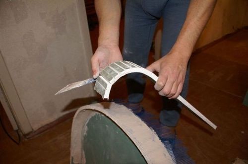 Как правильно согнуть гипсокартон в домашних условиях для арки и других ремонтных нужд с видео
