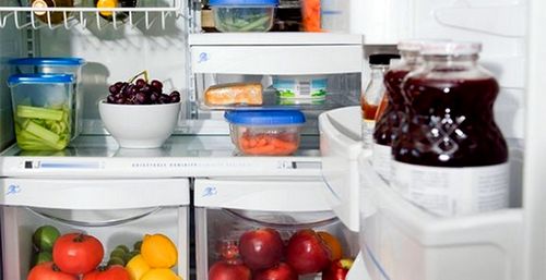 Как убрать запах с холодильника?