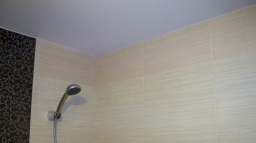Натяжной потолок в ванной комнате: отзывы мастеров