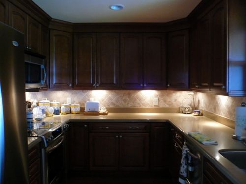 Точечное освещение на кухне с помощью светильников + фото