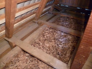 Утепление пола опилками в деревянном доме: плюсы и минусы, как реализовать