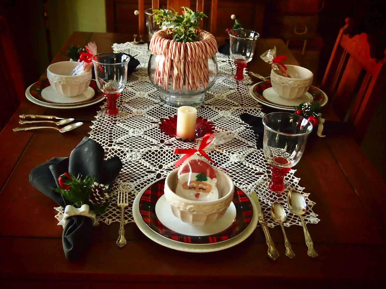 Декоративные элементы для сервировки стола на Новый год