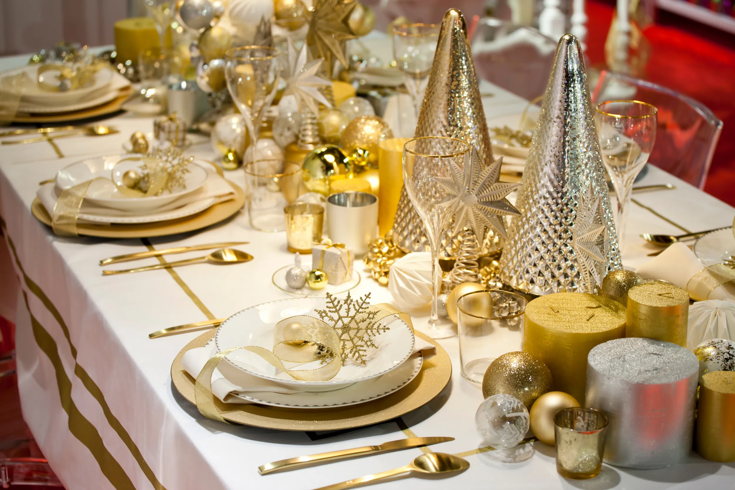 Сервировка и оформление стола на Новый год: стиль, цветовая гамма, декор