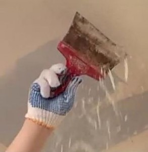 Как эффективно снять водоэмульсионную краску с потолка: инструменты и способы снятия