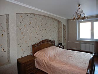 Комбинированные обои для спальни: покрытия для стен и над кроватью, дизайн, видео и фото