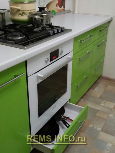 Кухня зеленого цвета: фото интерьера кухни 12 м, описание примера