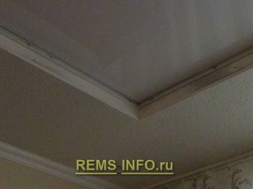 Натяжной потолок с подсветкой по периметру: крепим ленту под плинтус
