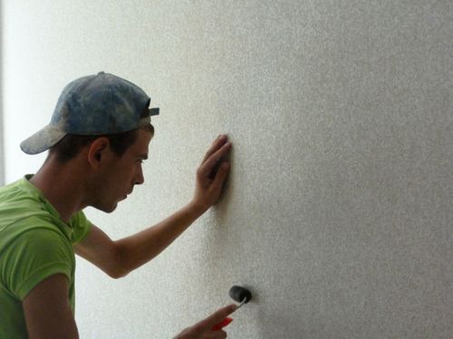 Оклейка стен флизелиновыми обоями: видео-инструкция по монтажу, чем клеить, технология, фото
