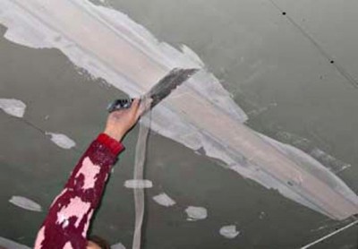 Покраска потолка водоэмульсионной краской: технология, стоимость работ, видео-инструкция, фото