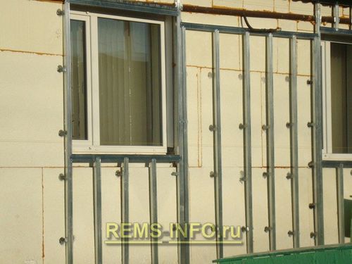 Утепление стен пенопластом на примере фасада кирпичного частного дома с последующей облицовкой виниловым сайдингом.