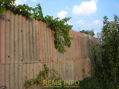 Высокий забор из материалов старого сарая