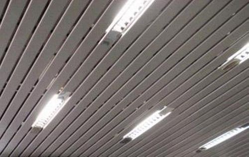 Алюминиевые реечные потолки для ванной (покрытие, монтаж, потолок) Алюминиевые реечные потолки для ванной
