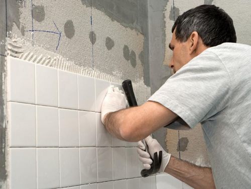 Чем штукатурить стены в ванной под плитку: как класть гипсовую штукатурку, что нужно перед укладкой клеить