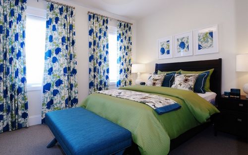 Цветные шторы в спальне (57 фото): серые и бирюзовые, бежевые и фиолетовые, зеленые и синие оттенки