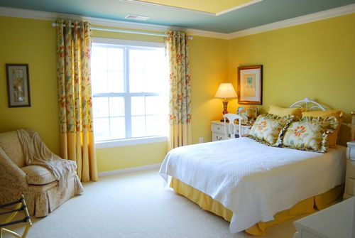 Цветные шторы в спальне (57 фото): серые и бирюзовые, бежевые и фиолетовые, зеленые и синие оттенки