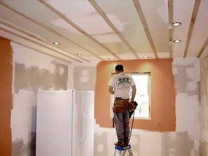 Делаем ремонт потолка — краткая инструкция по работе