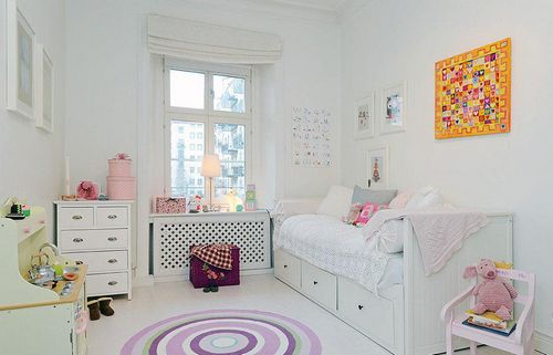 Детская белая мебель: комната в цвете со стенами, интерьер и фото дизайна для девочки, тона черные и цветные