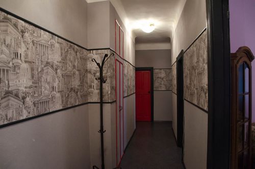 Дизайн коридора в квартире комбинированными обоями (69 фото): как скомбинировать в прихожей два вида цветов, варианты поклейки (обои, стен, коридор) Дизайн коридора в квартире комбинированными обоями (69 фото): как скомбинировать в прихожей два вида цветов, варианты поклейки
