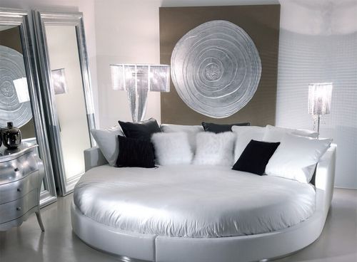 Дизайн спальни с круглой кроватью, с кованной, с двумя. Фото 