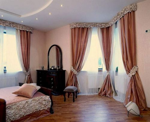 Дизайн спальни с окнами (70 фото): интерьер с двумя большими панорамными или неровными окнами (окно, спальня, штора) Дизайн спальни с окнами (70 фото): интерьер с двумя большими панорамными или неровными окнами