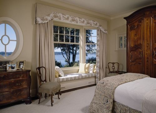 Дизайн спальни с окнами (70 фото): интерьер с двумя большими панорамными или неровными окнами