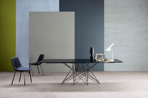 Дизайнерские столы (45 фото): белые стулья и столики на металлическом каркасе, столик, производство мебели из фанеры для гостиной