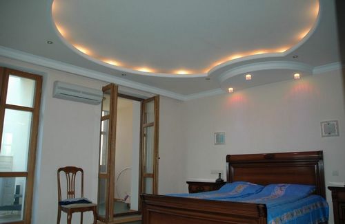 Гипсокартонные потолки в комнате: фотогалерея в маленькой прямоугольной комнате, дизайн подвесного потолка